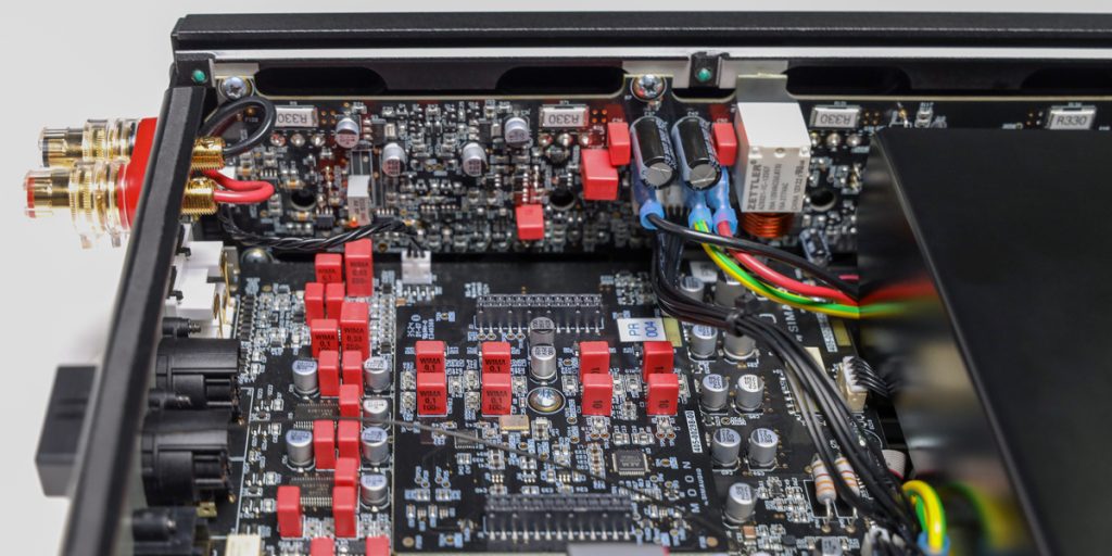 Product image of the inside of a Moon 371 Network Amplifier.