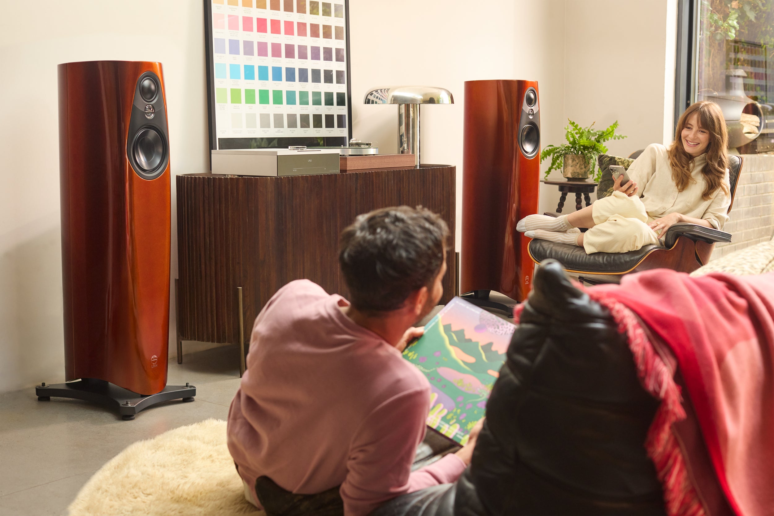 Lifestyle Image of the Linn 343 Speaker in Single Malt
